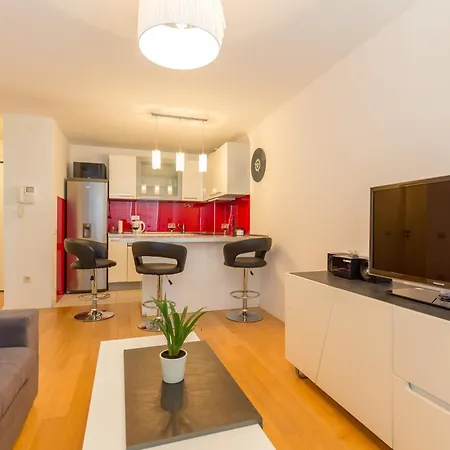 Appartement With Private Parking And Sea View *