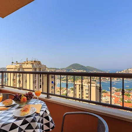 Apartment With Private Parking And Sea View *