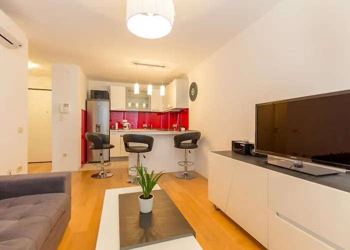 Apartment With Private Parking And Sea View *
