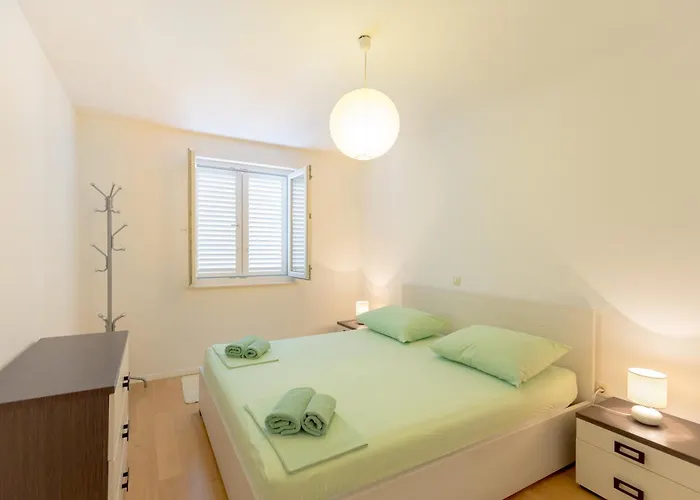 Apartment With Private Parking And Sea View