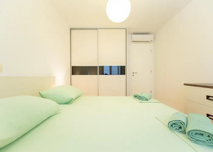 Apartment With Private Parking And Sea View