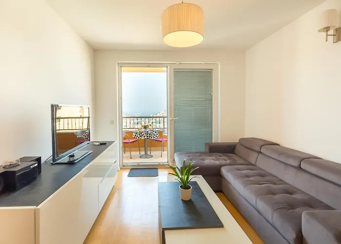 Apartment With Private Parking And Sea View